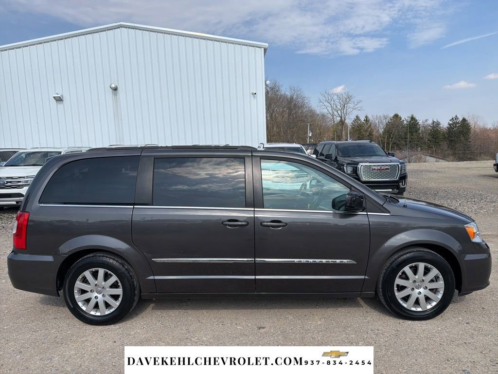Used 2015 Chrysler Town & Country Touring image 7
