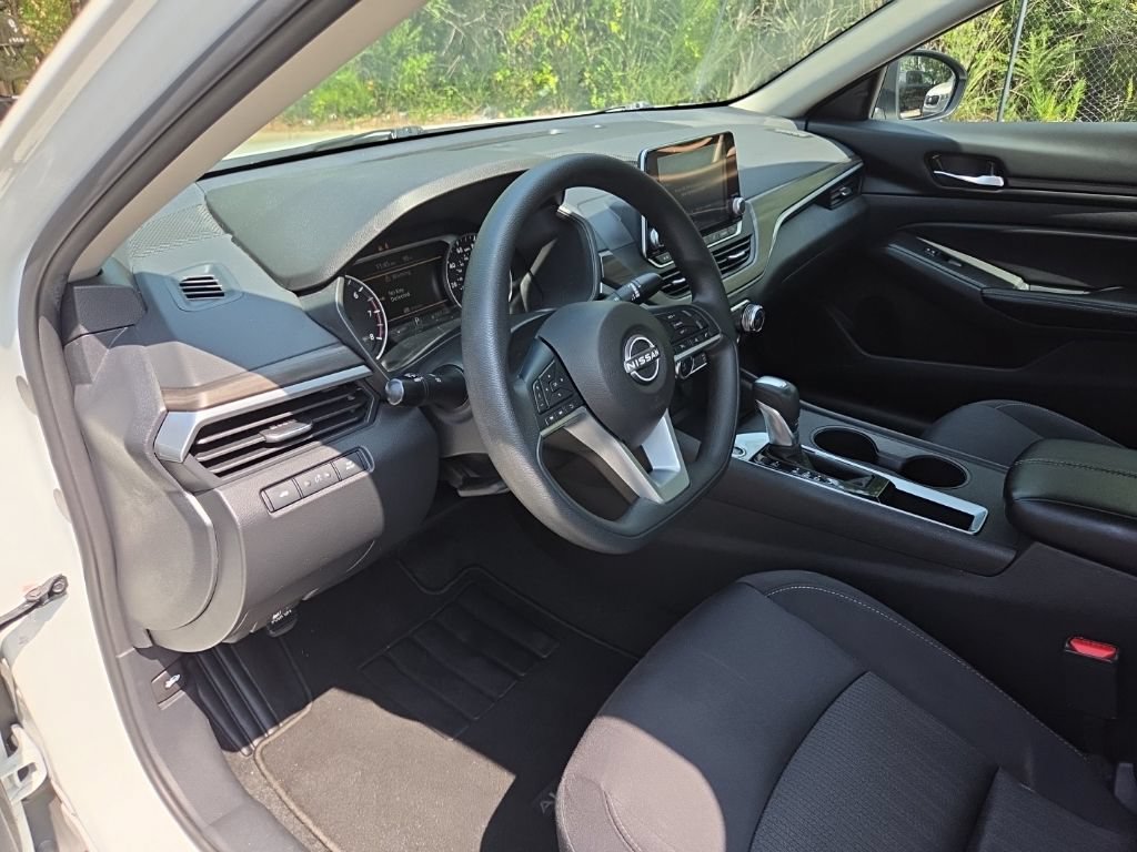 Used 2025 Nissan Altima 2.5 SV FWD image 17