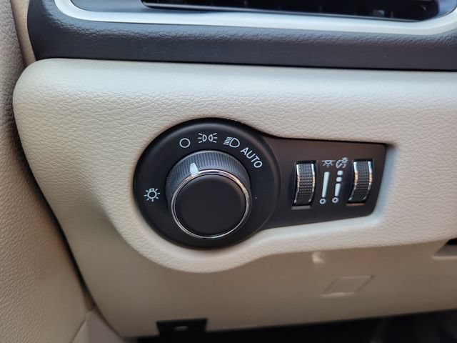 Used 2023 Chrysler Voyager LX FWD image 22