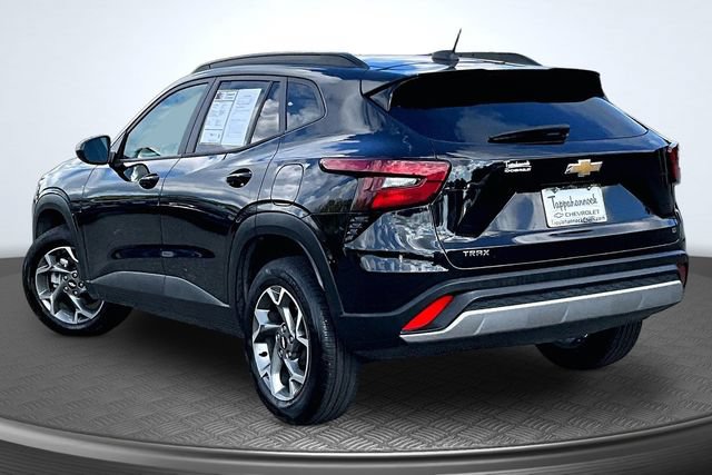 Used 2025 Chevrolet Trax LT FWD image 4