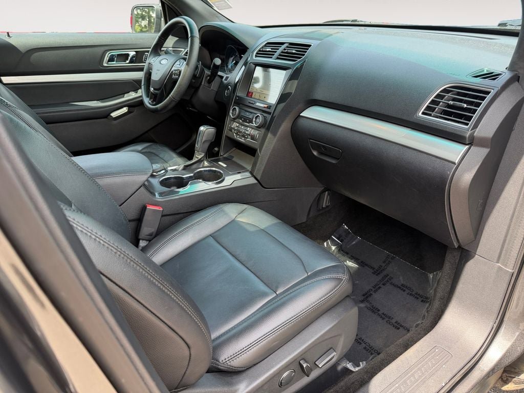 Used 2017 Ford Explorer XLT w/ Equipment Group 202A AWD/4WD image 27