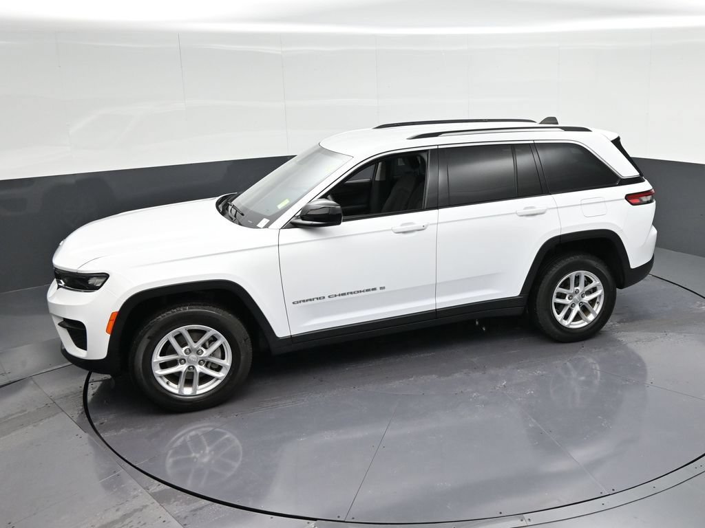 Used 2023 Jeep Grand Cherokee Laredo AWD/4WD image 31