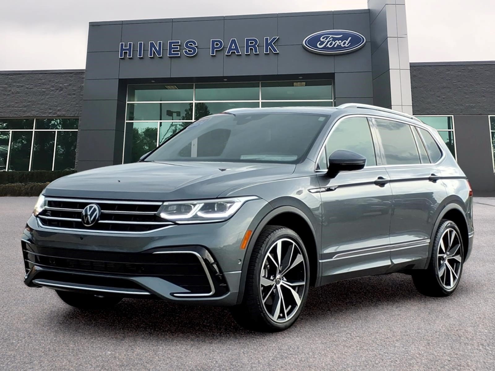 Used 2024 Volkswagen Tiguan SEL R-Line AWD/4WD image 3
