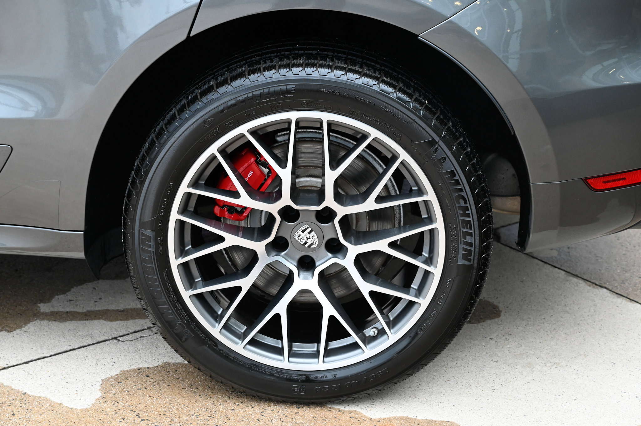 Used 2018 Porsche Macan Turbo image 10
