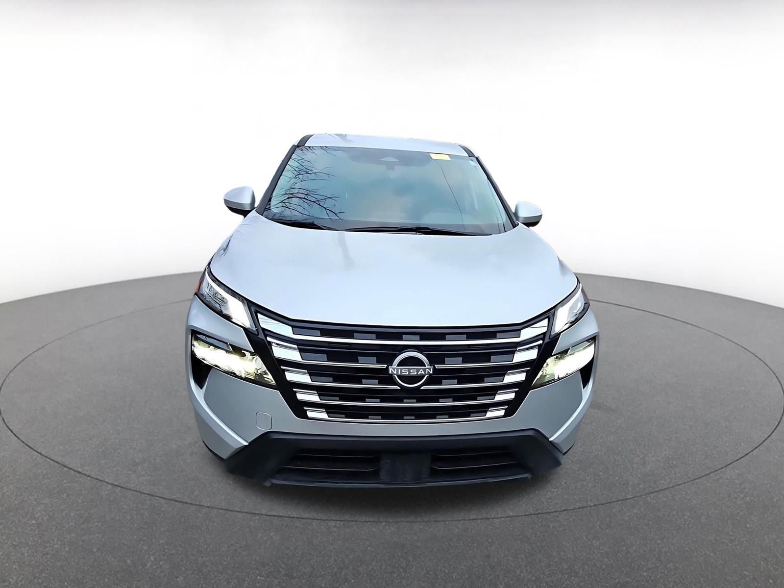 Used 2025 Nissan Rogue SV image 2