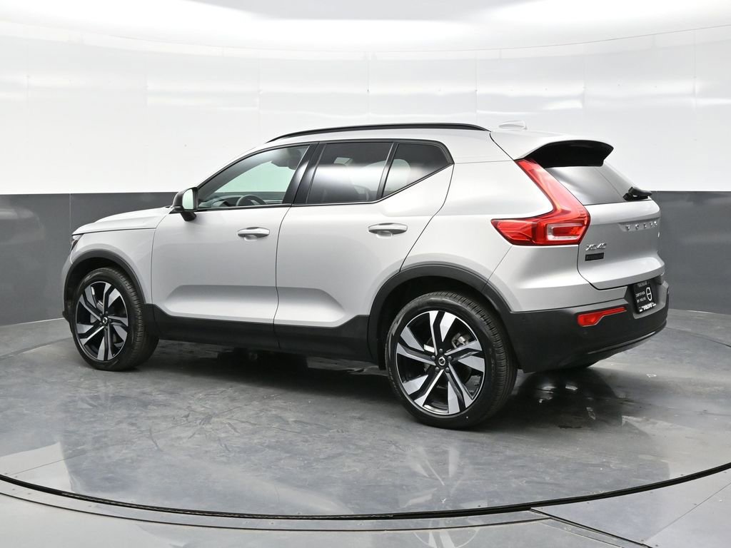 Used 2025 Volvo XC40 B5 Plus image 4