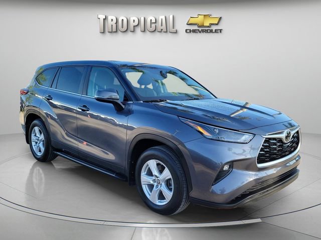 Used 2023 Toyota Highlander LE image 4