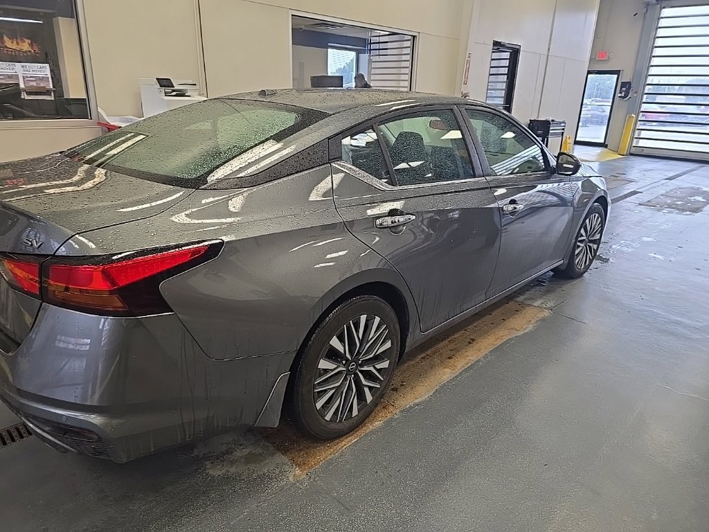 Used 2024 Nissan Altima 2.5 SV w/ SV Premium Package FWD image 3