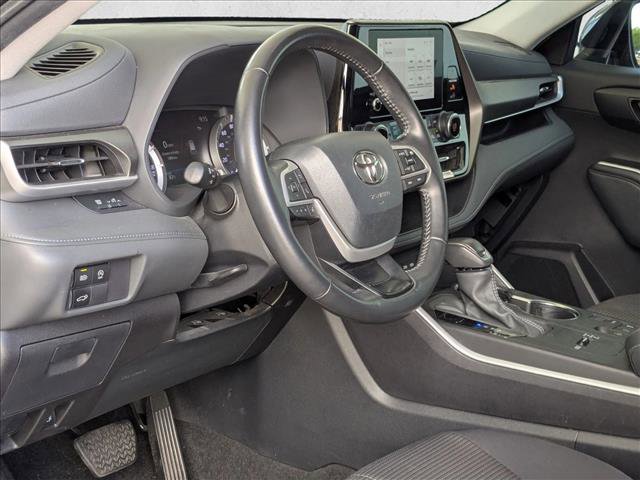 Used 2024 Toyota Highlander LE FWD video 2