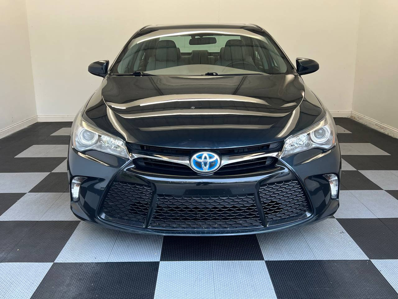 Used 2015 Toyota Camry SE image 2