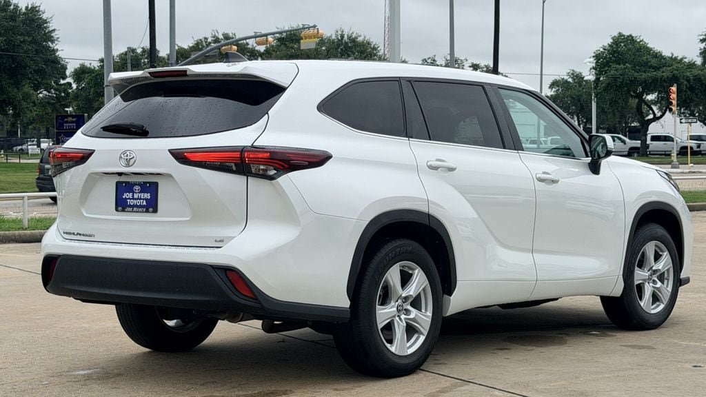 Used 2024 Toyota Highlander LE FWD image 7