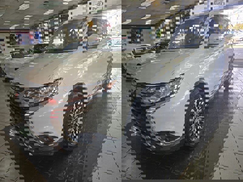 Used 2019 Mitsubishi Outlander SE image 1