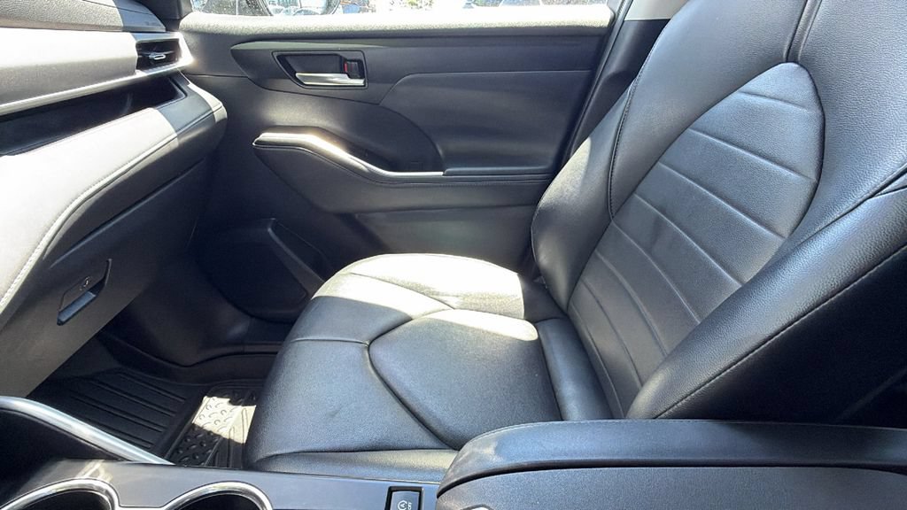 Used 2021 Toyota Highlander XLE FWD image 23