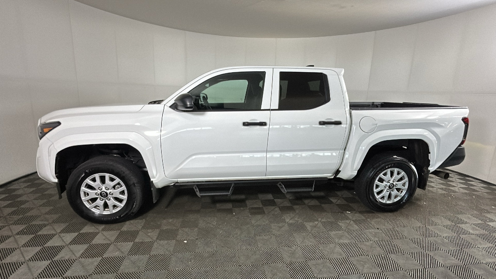 Used 2024 Toyota Tacoma SR AWD/4WD image 7