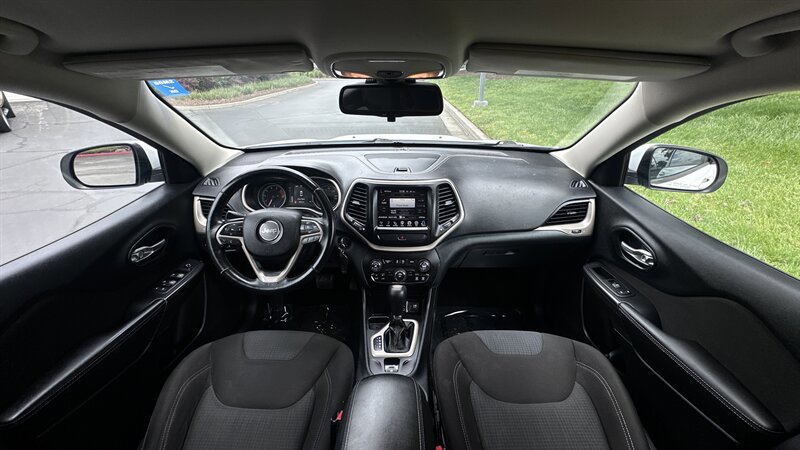Used 2016 Jeep Cherokee Latitude FWD image 16