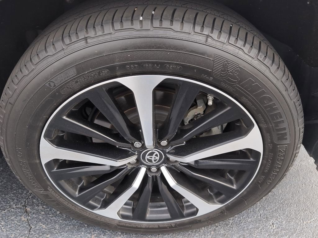 Used 2021 Toyota Highlander XSE FWD image 3