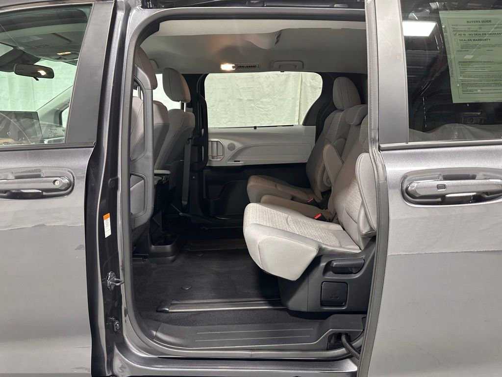 Used 2025 Toyota Sienna LE image 44