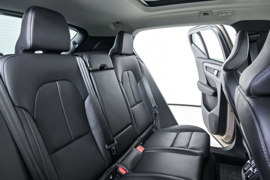 New 2026 Volvo XC40 B4 Plus w/ Protection Package Premier FWD image 21