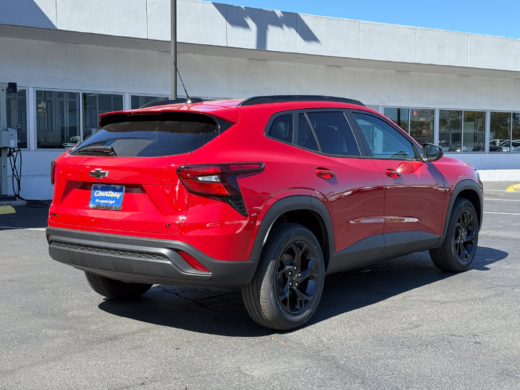 New 2026 Chevrolet Trax LT w/ Midnight Edition FWD image 6