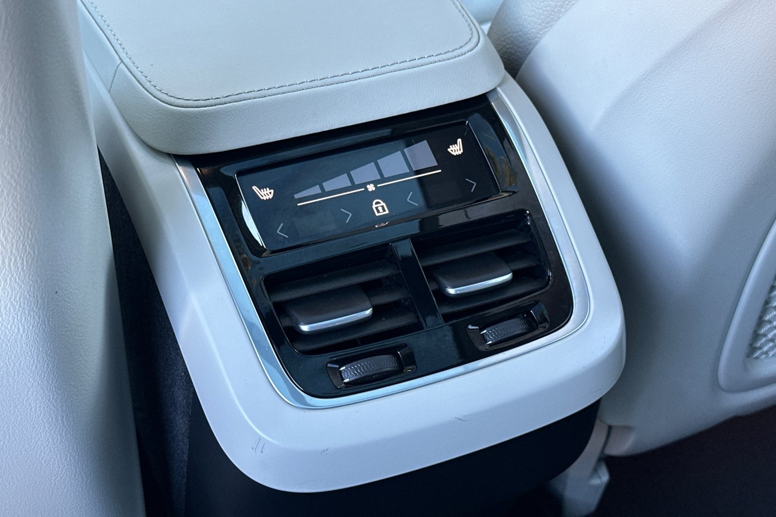 Certified 2023 Volvo XC90 B6 Plus w/ Protection Package Premier AWD/4WD image 14