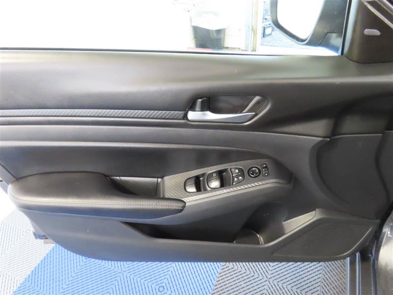 Used 2025 Nissan Altima 2.5 SV FWD image 15