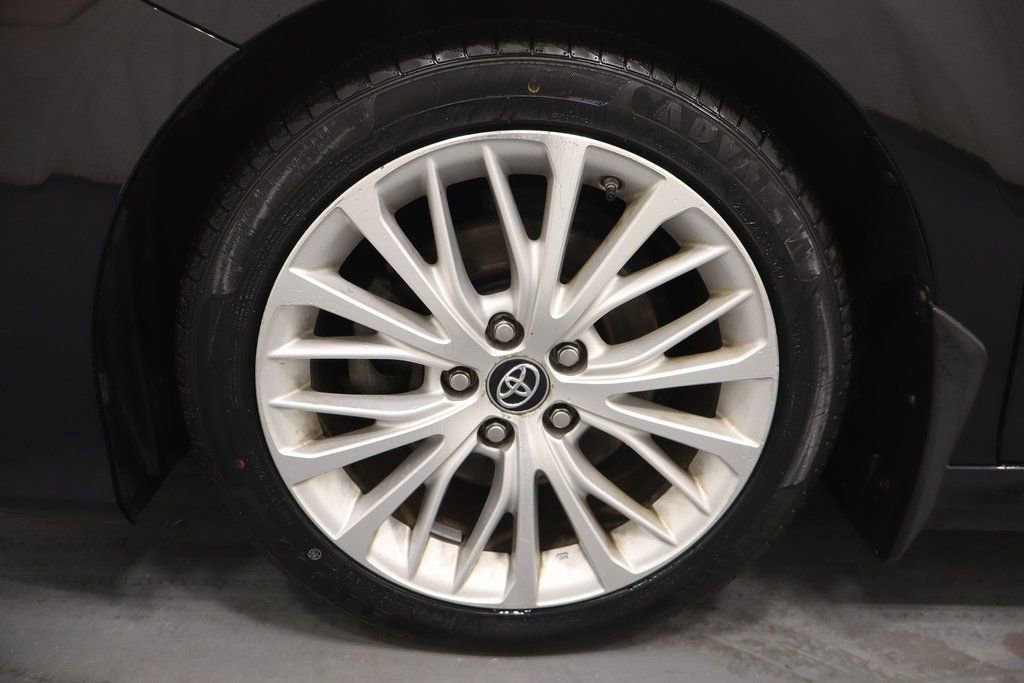 Used 2018 Toyota Camry XLE image 25
