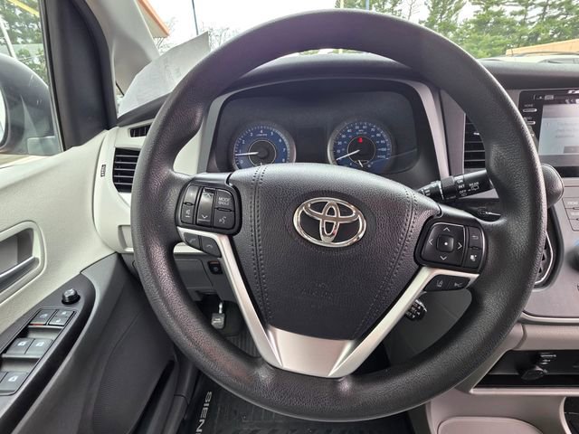 Used 2020 Toyota Sienna LE w/ LE Preferred Package FWD image 21