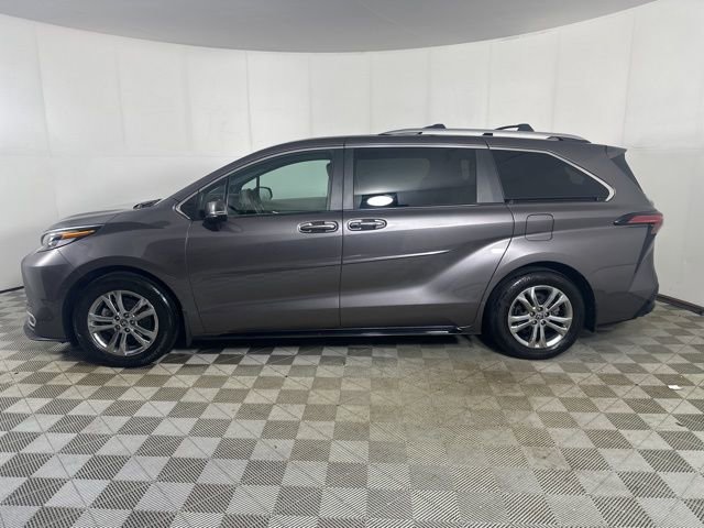 Used 2023 Toyota Sienna Platinum AWD/4WD image 3