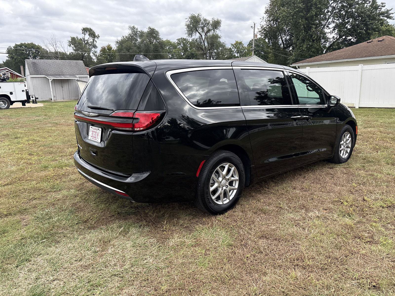Used 2026 Chrysler Pacifica Select FWD image 5