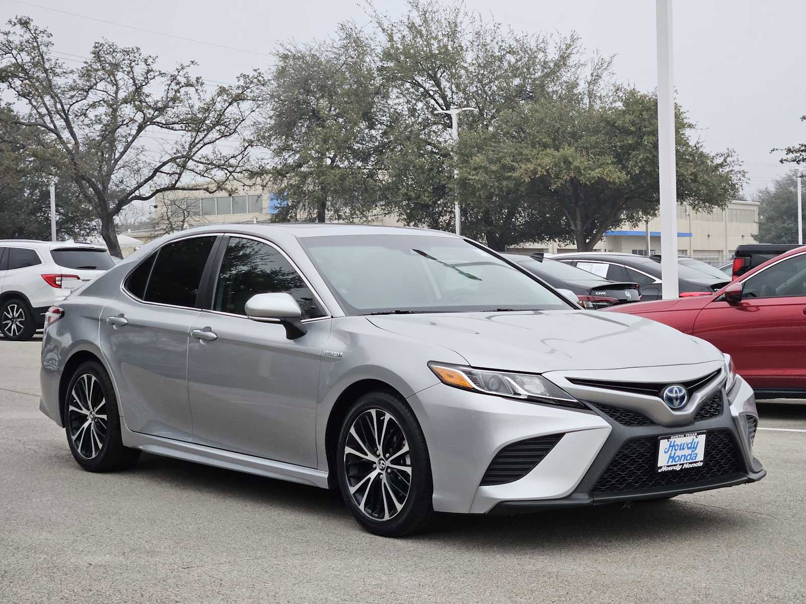 Used 2019 Toyota Camry SE w/ Sunroof Package image 3