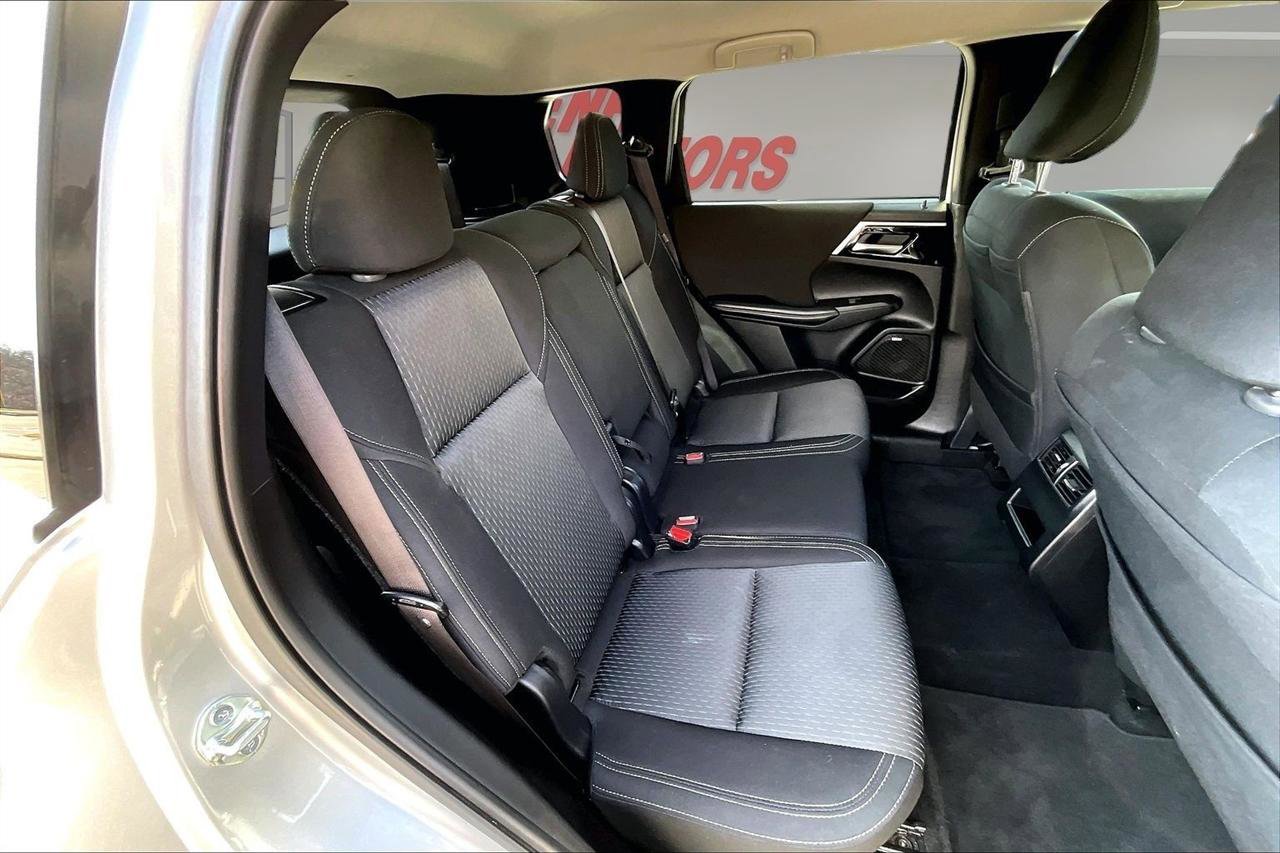 Used 2025 Mitsubishi Outlander ES image 24