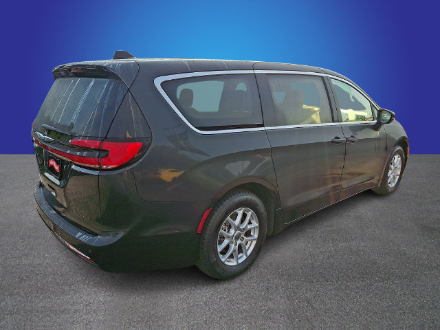 Used 2023 Chrysler Pacifica Touring-L FWD image 4