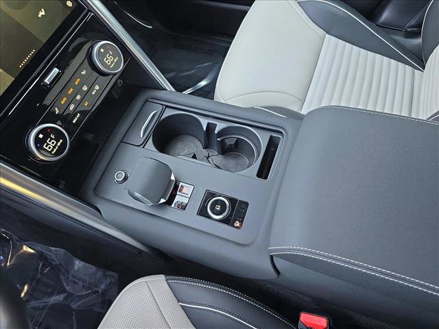 Certified 2024 Land Rover Discovery Dynamic SE image 24