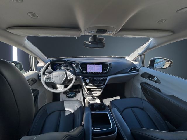 Used 2024 Chrysler Pacifica Touring-L image 10