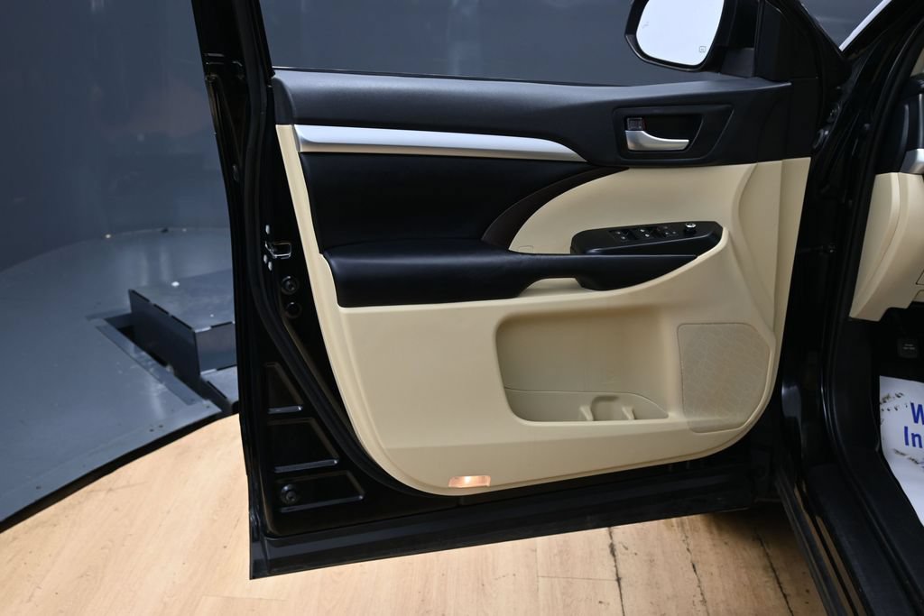 Used 2019 Toyota Highlander XLE AWD/4WD image 49