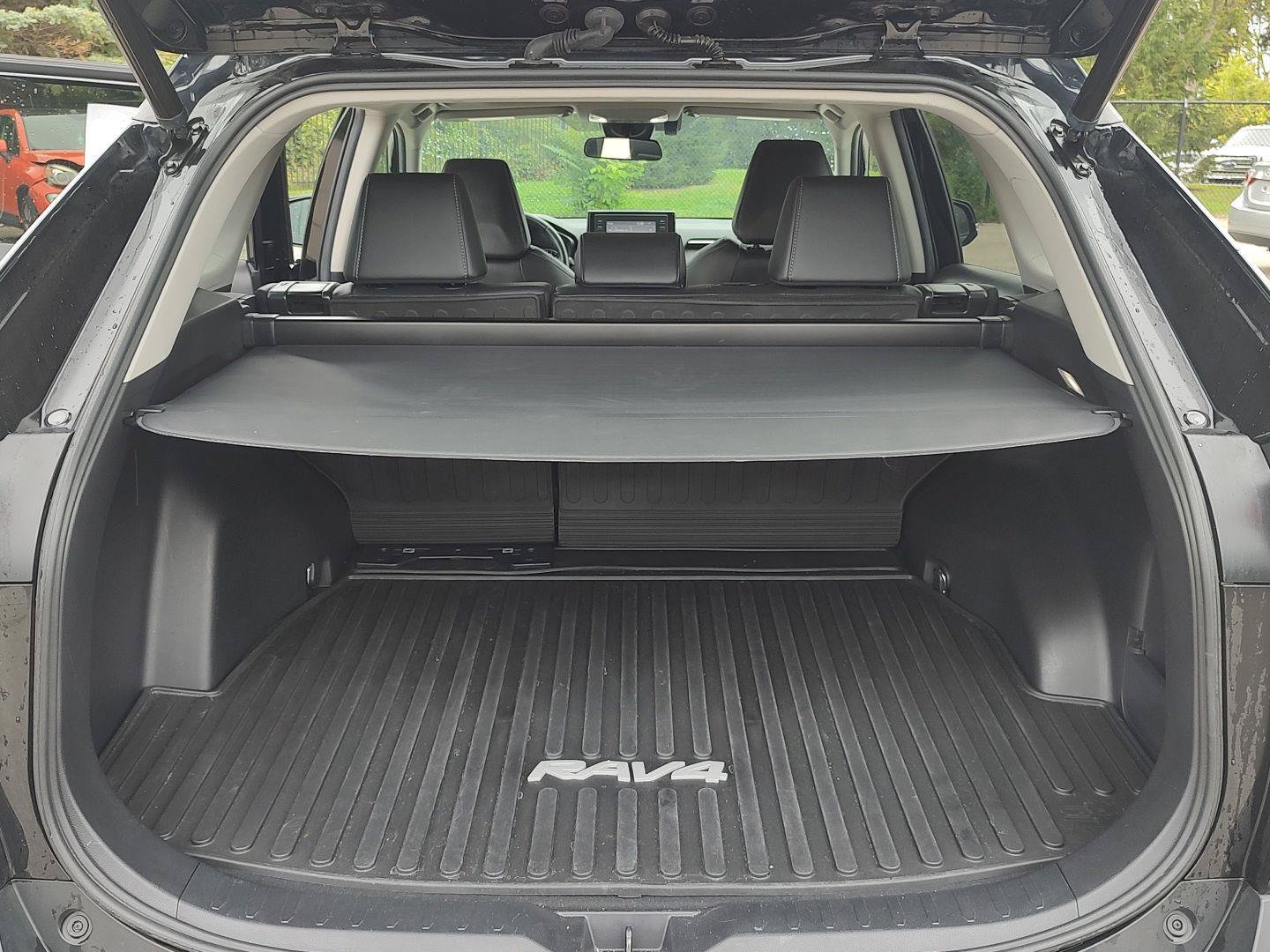 Used 2022 Toyota RAV4 XLE Premium AWD/4WD image 21
