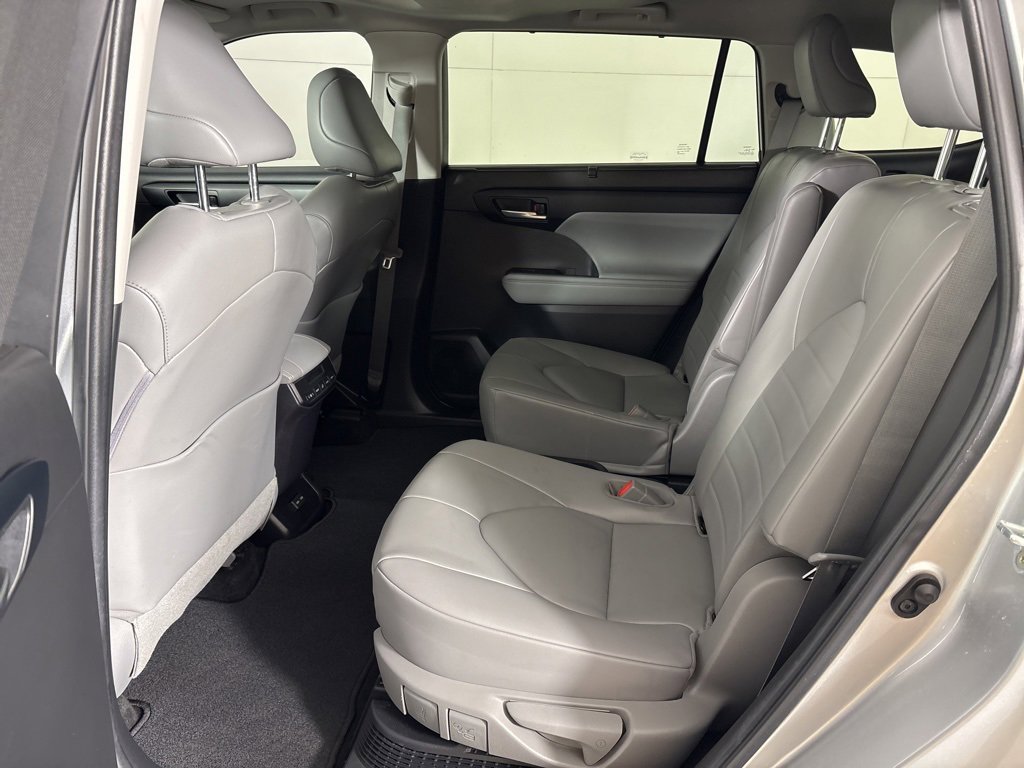 Used 2023 Toyota Highlander XLE image 37