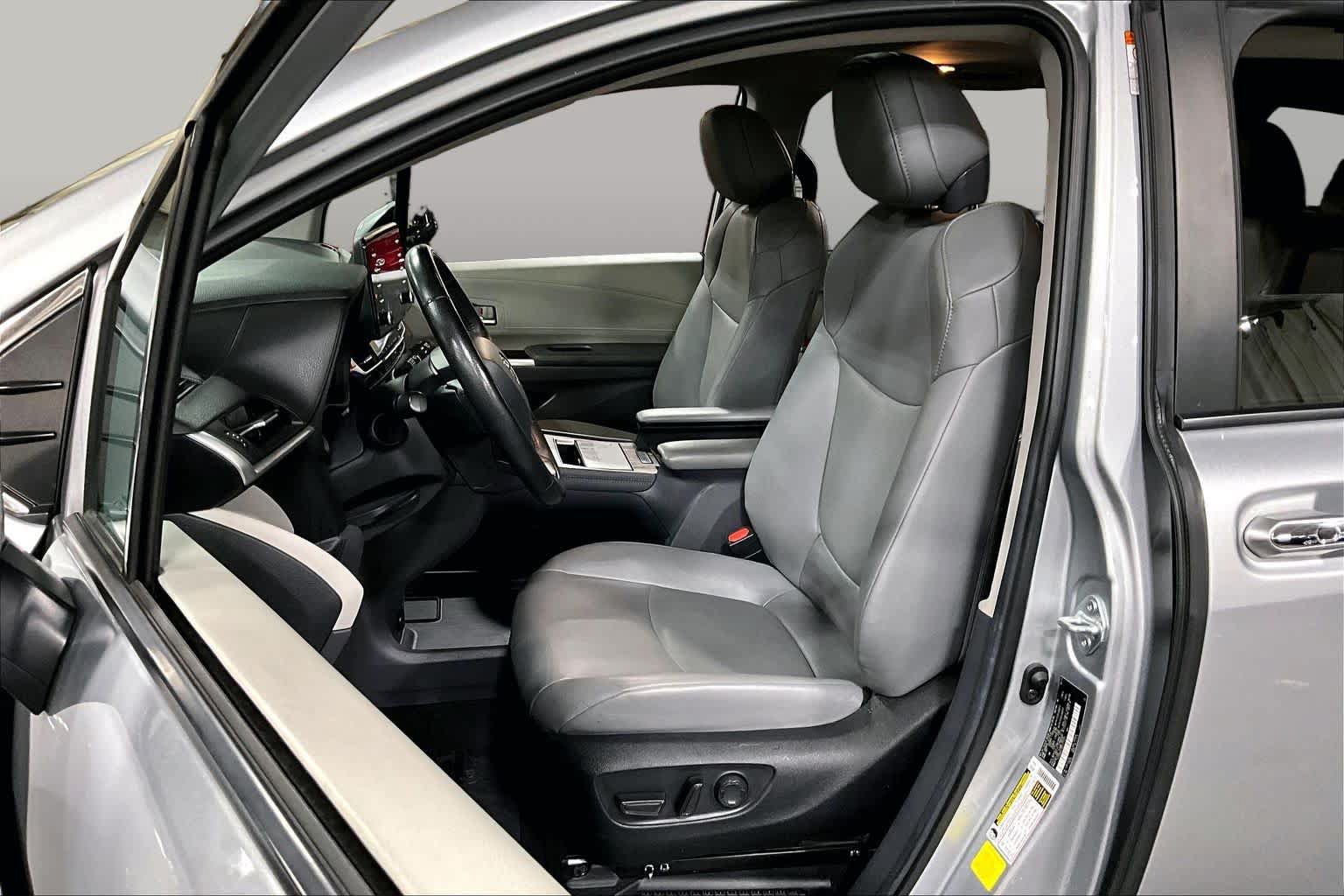 Used 2024 Toyota Sienna XLE FWD image 8