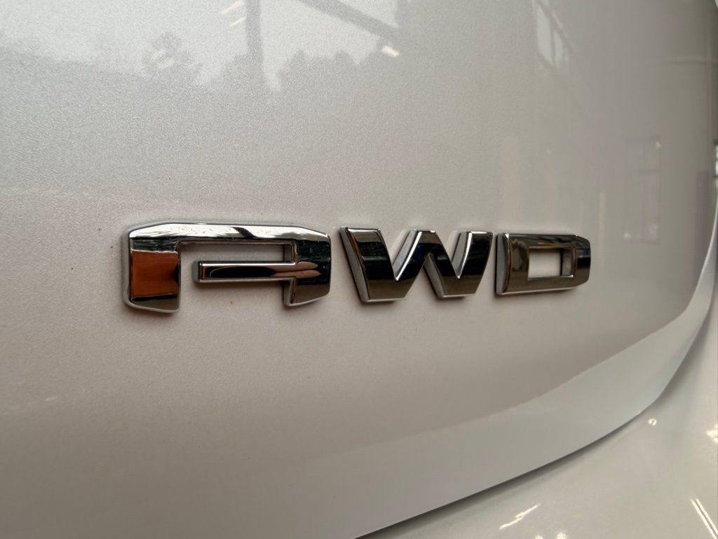 Used 2022 GMC Terrain SLT w/ Infotainment Package II AWD/4WD image 9