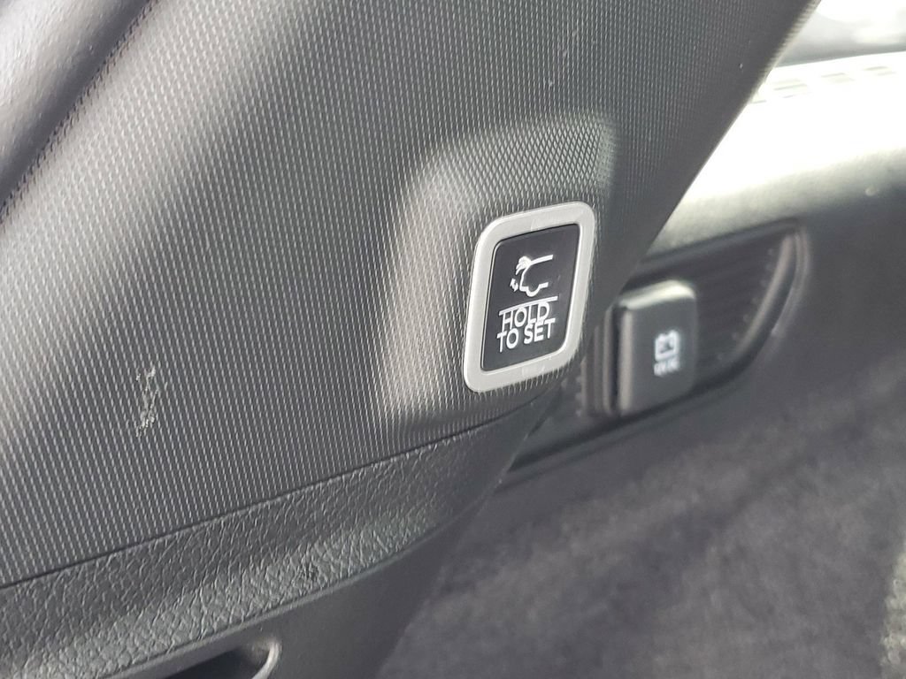 Used 2024 Jeep Grand Cherokee Overland w/ Luxury Tech Group IV AWD/4WD image 9