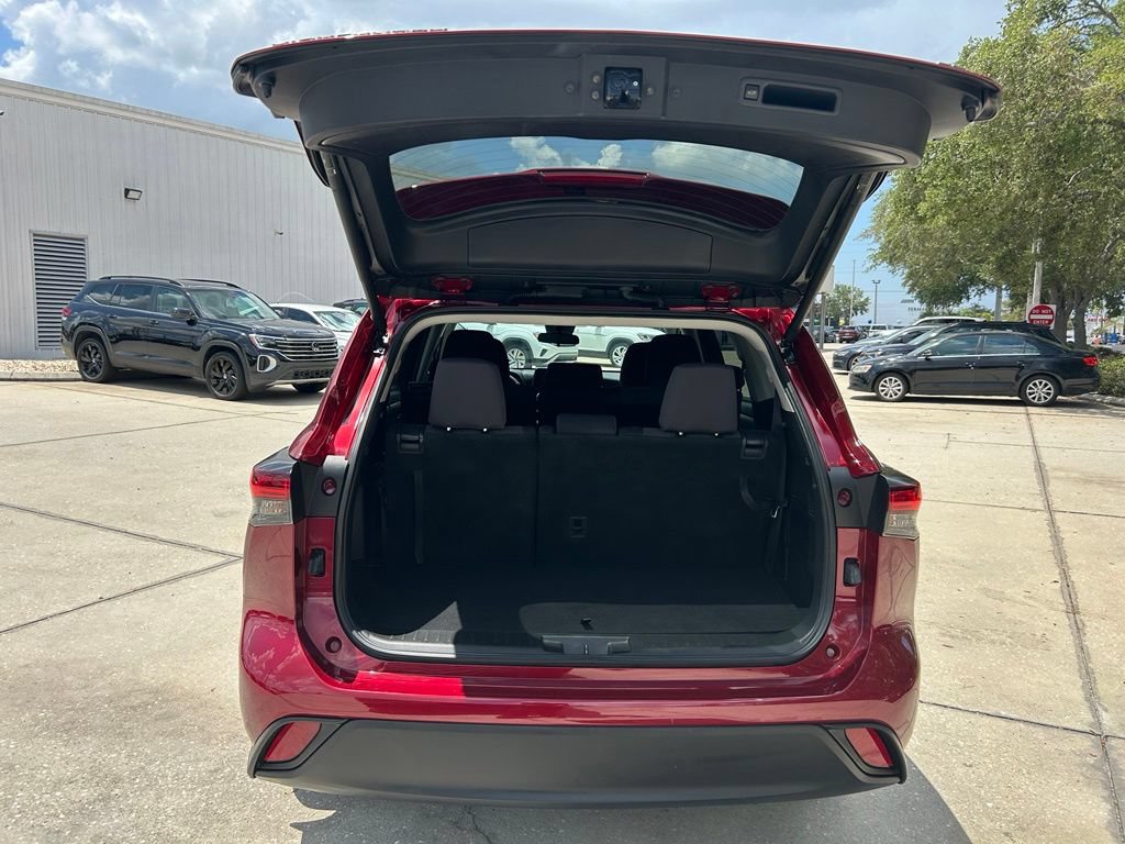 Used 2024 Toyota Highlander LE FWD image 35