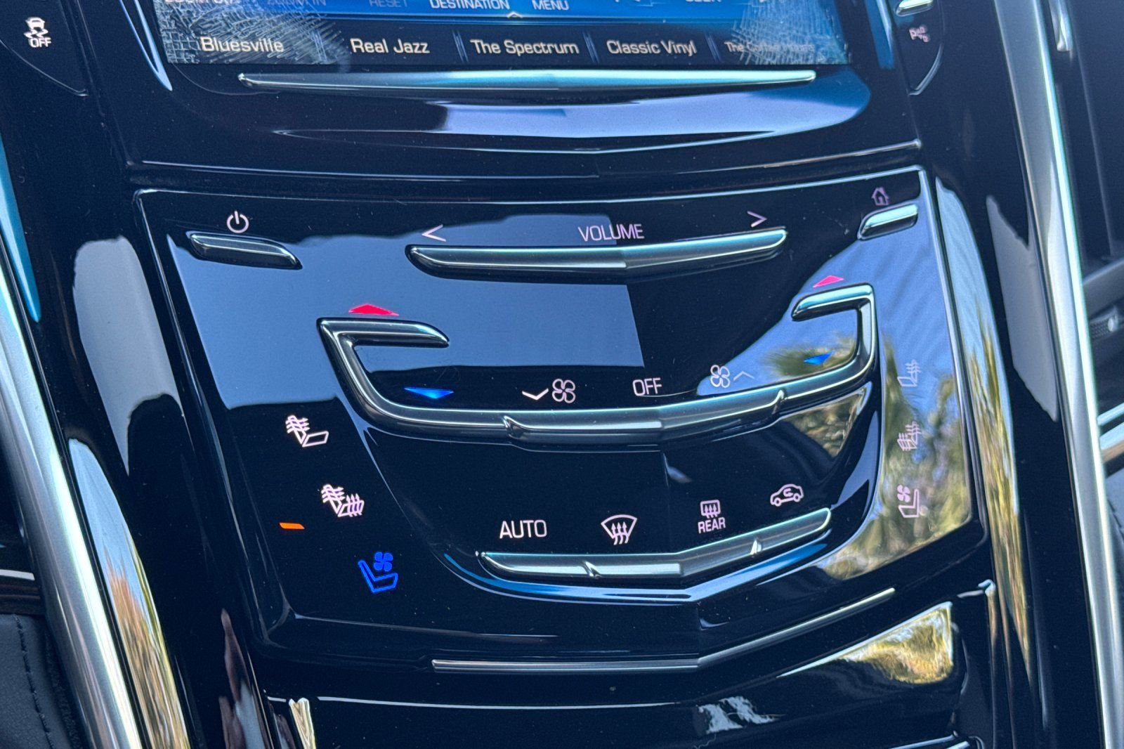 Used 2019 Cadillac Escalade ESV Platinum image 30