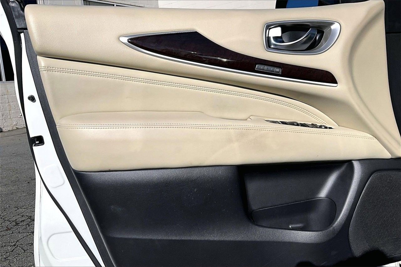 Used 2017 INFINITI QX60 Luxe w/ Deluxe Technology Package image 28