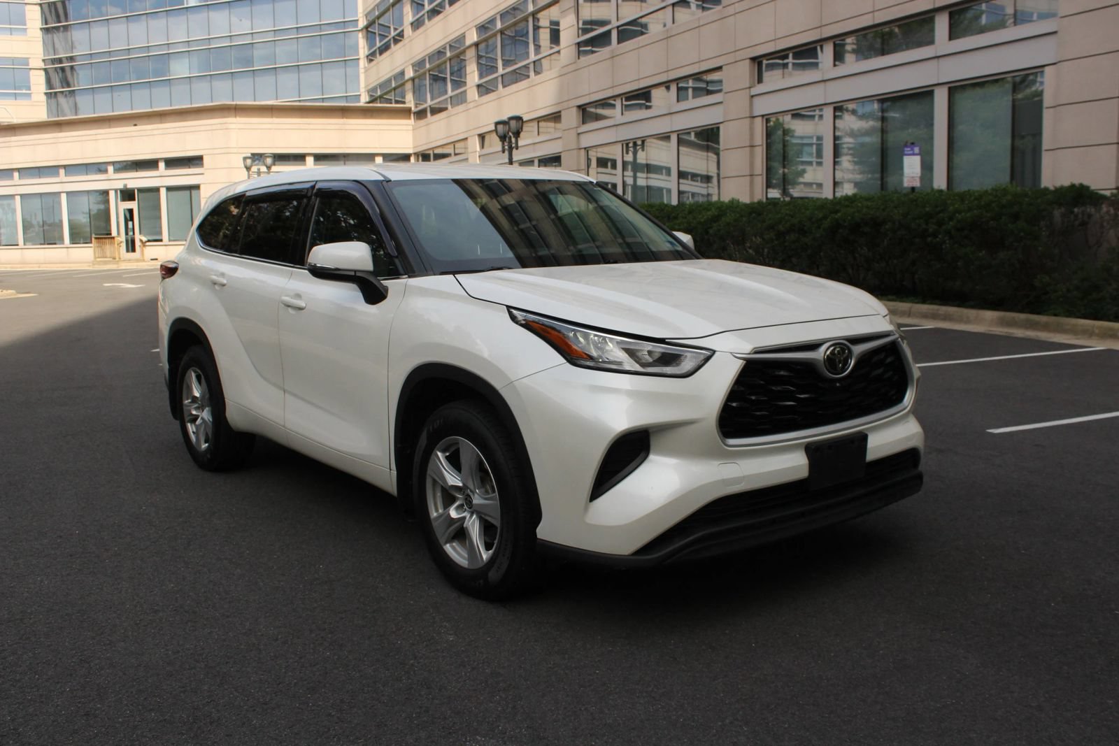 Used 2020 Toyota Highlander L AWD/4WD image 1