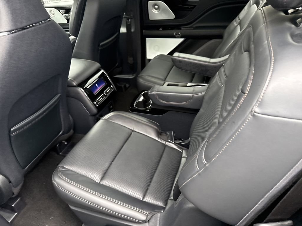 Used 2025 Lincoln Aviator Reserve w/ Equipment Group 201A image 13
