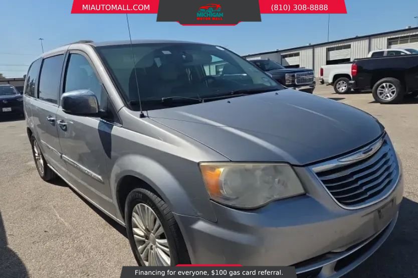 Used 2013 Chrysler Town & Country Touring-L w/ Premium Group image 5