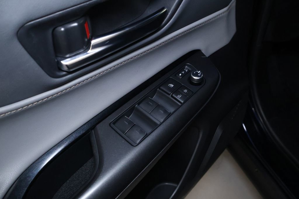 Used 2022 Toyota Venza LE AWD/4WD image 13