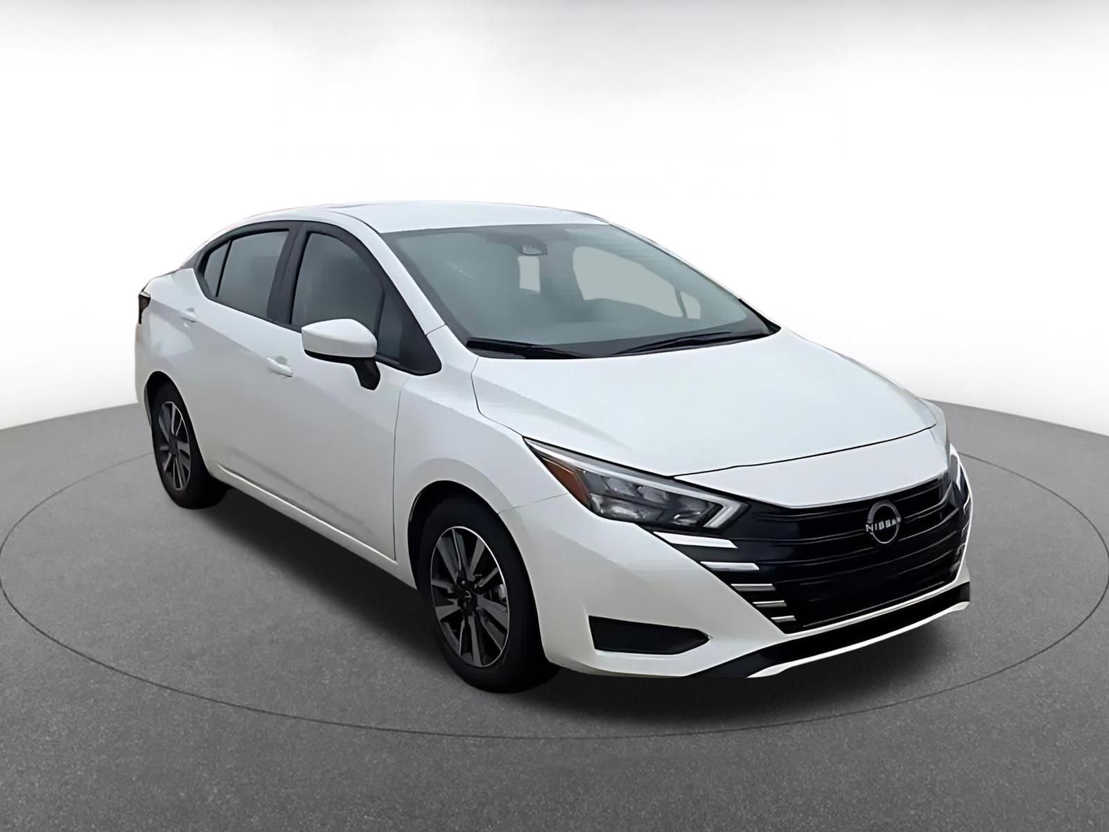 Used 2025 Nissan Versa SV image 3