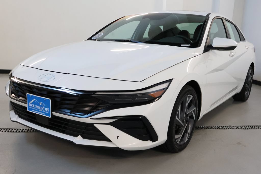 Used 2025 Hyundai Elantra SEL FWD image 3