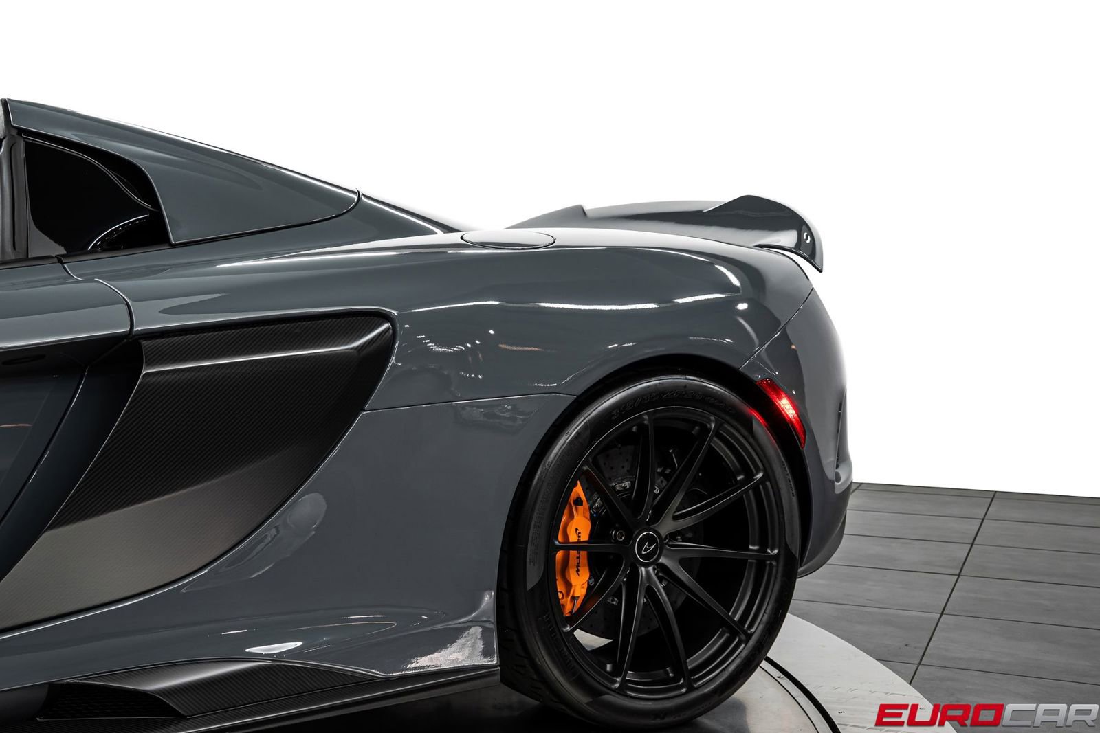 Used 2016 McLaren 675LT Spider RWD image 21